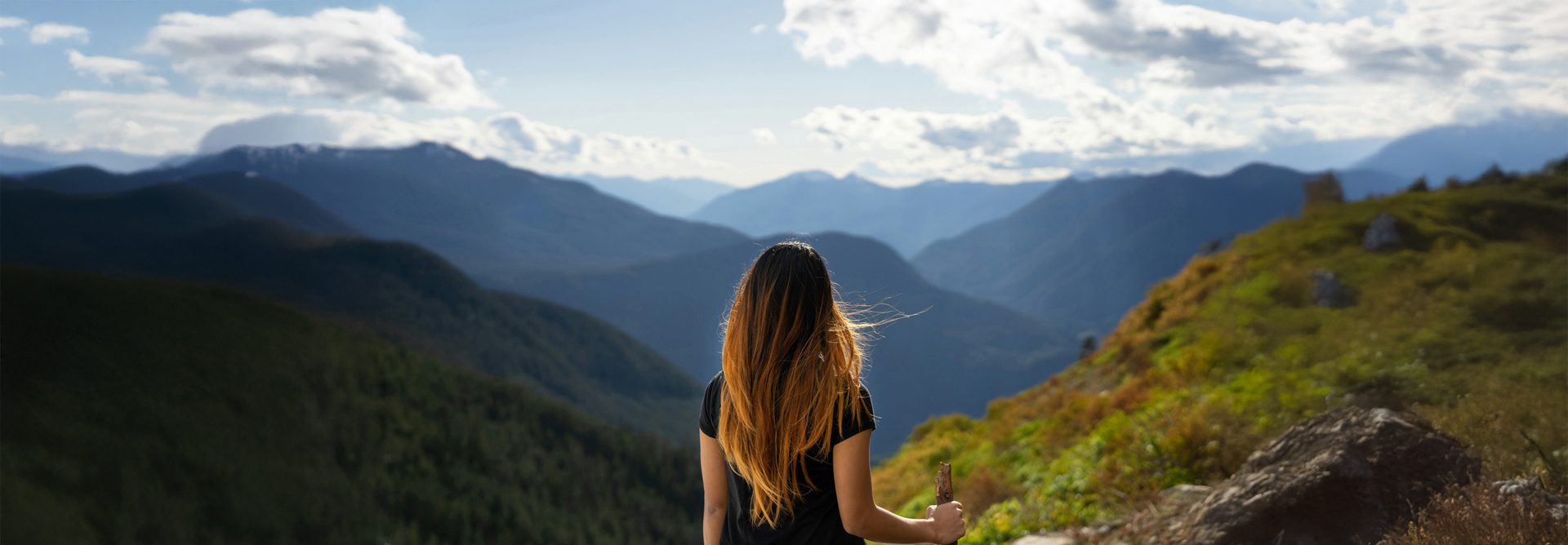 jeune fille en chemin
